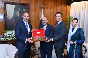 President Asif Ali Zardari, First Lady Bibi Aseefa Bhutto Zardari and Chairman PPP, Bilawal Bhutto Zardari presenting a souvenir to Prince Shah Rahim Al-Hussaini Aga Khan V at Aiwan-e-Sadr.