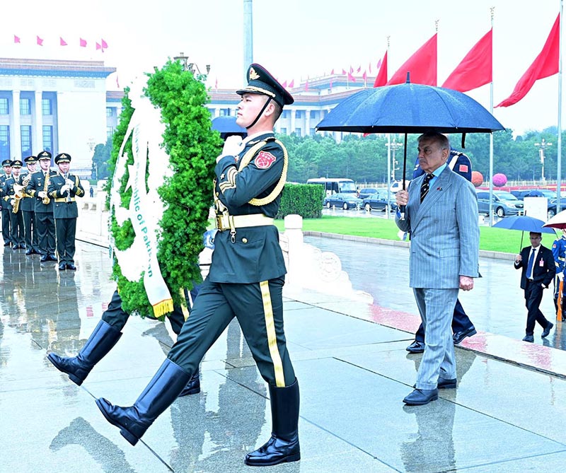 Prime Minister Muhammad Shehbaz Sharif laying floral wreath at the Monument to the People's Heroes