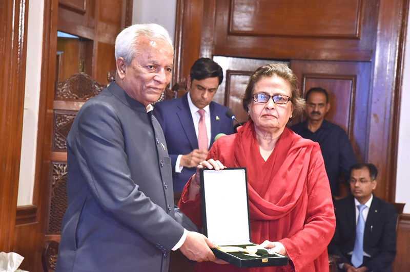 Sindh Governor, Syed Muhammad Nehal Hashmi awards the Hilal-e-Imtiaz to Engineer Rukhsana Zubairi at Governor House