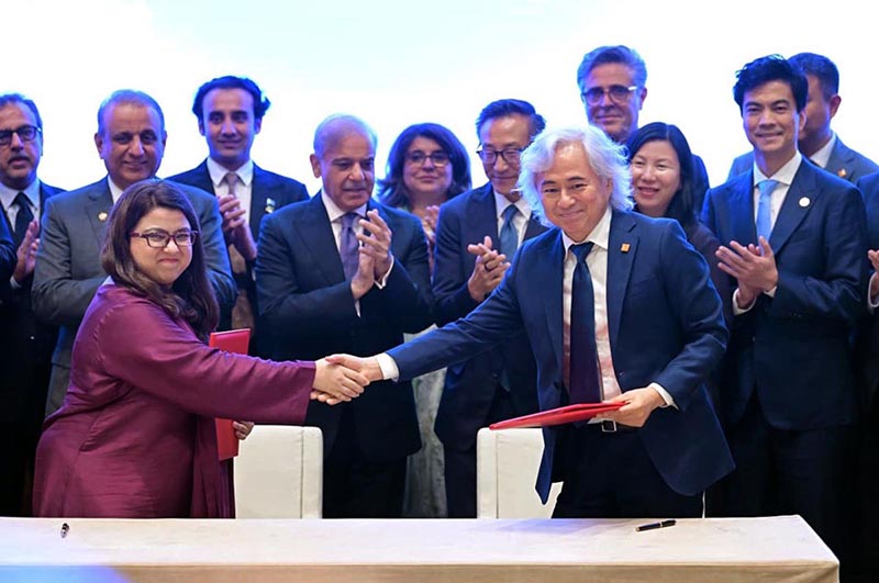 Prime Minister Muhammad Shehbaz Sharif and Chairman Alibaba Group Mr. Joe Tsai witnessing the signing ceremony of the establishment of a comprehensive strategic framework between Government of Pakistan and Alibaba Group, that aims to accelerate Pakistan’s digital transformation through initiatives in AI, cloud solutions, digital trade, SME empowerment, fintech, and healthcare innovation