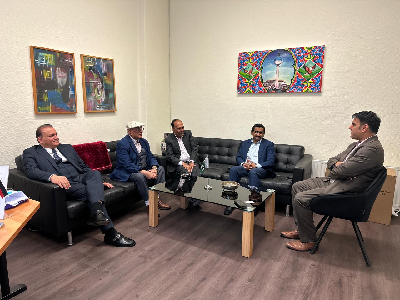 Pakistan's Berlin embassy hosts discussion on Pakistan-Germany ties, media, climate cooperation