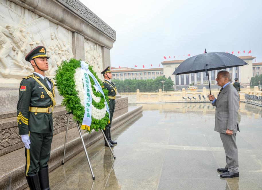 PM lays wreath at People's Heroes Monument in Tiananmen Square