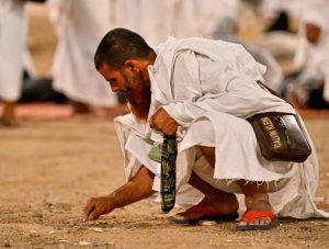 Pilgrims collect pebbles in Muzdalifah Rami for Al-Jamarat