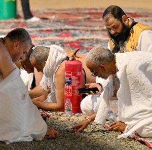 Pilgrims collect pebbles in Muzdalifah Rami for Al-Jamarat