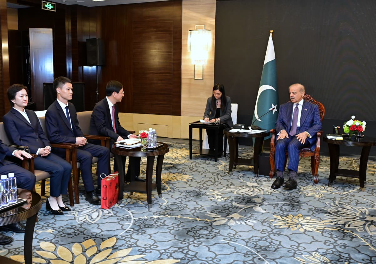 PM meets Chinese business delegations; vows to deepen cooperation under CPEC II