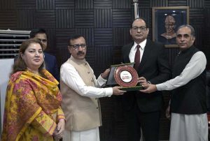 Managing Director Associated Press of Pakistan (APP) Muhammad Asim Khichi presenting a souvenir to Federal Secretary for Information and Broadcasting Ashfaq Ahmad Khalil after the 34th Associated Press of Pakistan Corporation (APPC) Board of Directors (BOD) Meeting at APP Headquarters.