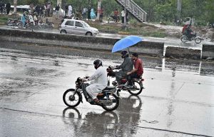A view of vehicles on the way at Islamabad Highway during rain that experienced the in Federal Capital.