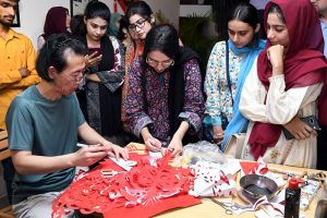 Chinese calligraphy artist Jiang Lin Zitong demonstrates the art of traditional Chinese calligraphy during a special workshop titled “Enduring Culture, Profound Friendship” at the Shakir Ali Museum, commemorating the 75th anniversary of diplomatic relations between Pakistan and China