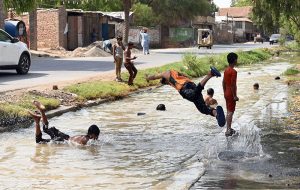 Youngsters enjoys bathing in Canal during hot weather