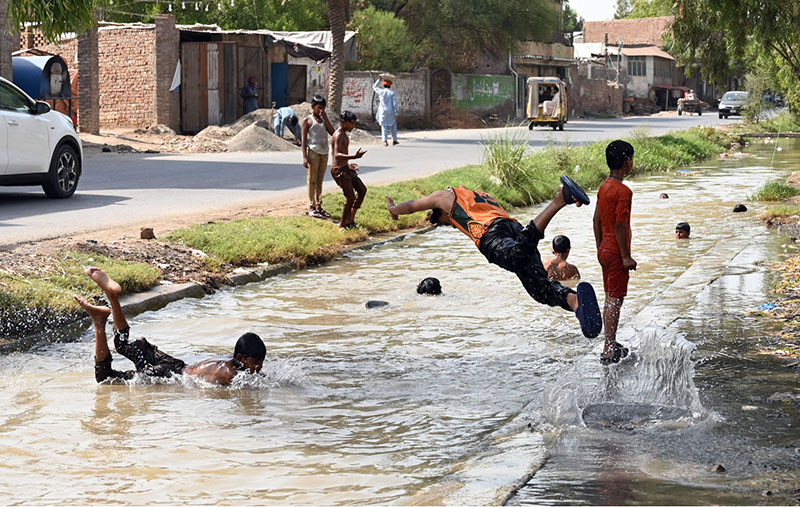 Youngsters enjoys bathing in Canal during hot weather