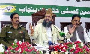 Maulana Syed Muhammad Abdul Khabir Azad, Imam of Badshahi Mosque and Ambassador of Peace, along with Commissioner Bahawalpur Irfan Ali Kathia, Regional Police Officer Ghazi Muhammad Salahuddin, Deputy Commissioner Syed Hassan Raza, and other scholars, holding hands to express solidarity.