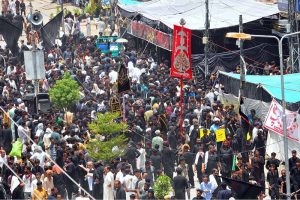 Volunteers distributing food packets and water among the mourners participates in the 9th Muharram-ul-Haram procession at Mumtazabad area. Muharramul Haram is known as the first month of the Islamic calendar and the mourning month in remembrance of the martyrdom (Shahadat) of Hazrat Imam Hussain (RA), the grandson of the Holy Prophet Mohammad (PBUH)
