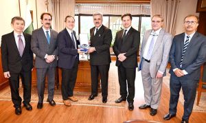 Chief Executive Officer of the Singapore International Mediation Centre (SIMC), Chuan Wee Meng, presenting a souvenir to Hon'ble Chief Justice of Pakistan, Mr. Justice Yahya Afridi at the Supreme Court of Pakistan.