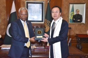 Governor Sindh Syed Muhammad Nehal Hashmi presents a shield to Chinese Consul General Yang Yundong during his farewell meeting at the Governor House.