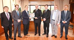 Hon'ble Chief Justice of Pakistan, Mr. Justice Yahya Afridi, presenting a souvenir to Mr. Chuan Wee Meng, Chief Executive Officer of the Singapore International Mediation Centre (SIMC), at the Supreme Court of Pakistan.