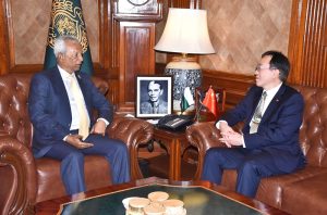 Governor Sindh Syed Muhammad Nehal Hashmi presents a shield to Chinese Consul General Yang Yundong during his farewell meeting at the Governor House.