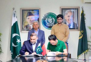Federal Minister for National Food Security & Research, Rana Tanveer Hussain, and Animal Husbandry Commissioner Dr. Syed Murtaza Hassan Andrabi signing the Material Transfer Agreement on buffalo genetic resources with the Royal Group of China.
