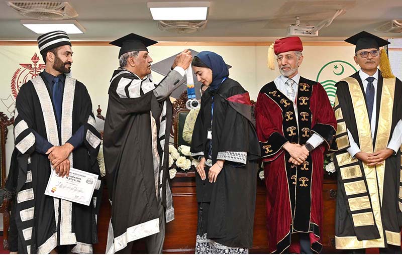 Advisor to the Chief Minister on Health, Major General (Retd) Professor Dr. Azhar Mahmood Kiani, distributes medals and degrees among students during the second convocation of Sargodha Medical College