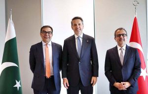 Adviser to the Prime Minister on Privatisation, Muhammad Ali and Federal Minister for Power, Sardar Awais Ahmad Khan Leghari with Türkiye's Minister of Energy and Natural Resources, Alparslan Bayraktar at a high level consultative meeting