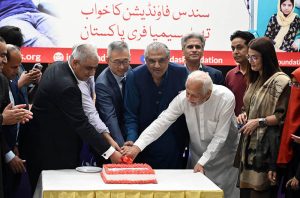 Consul General of the People's Republic of China in Lahore Sun Yan, along with renowned journalist Suhail Warraich, Yasin Khan and Khalid Abbas Dar, cuts a cake at the Children's Library during a ceremony organised by the Sundas Foundation to mark World Blood Donor Day