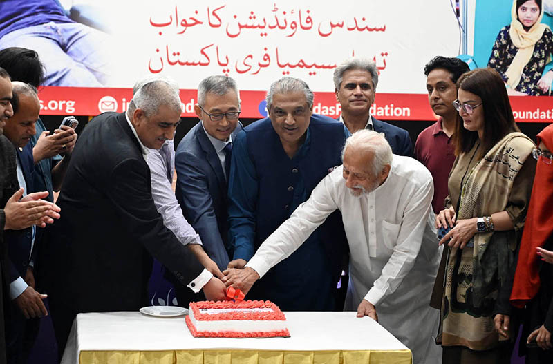 Consul General of the People's Republic of China in Lahore Sun Yan, along with renowned journalist Suhail Warraich, Yasin Khan and Khalid Abbas Dar, cuts a cake at the Children's Library during a ceremony organised by the Sundas Foundation to mark World Blood Donor Day
