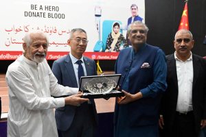 Consul General of the People's Republic of China in Lahore Sun Yan, along with renowned journalist Suhail Warraich, Yasin Khan and Khalid Abbas Dar, cuts a cake at the Children's Library during a ceremony organised by the Sundas Foundation to mark World Blood Donor Day