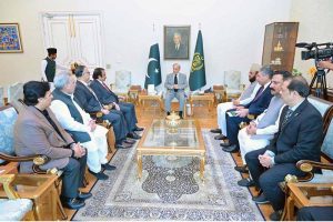 Recipients of the Labbaytum Excellence Award for best performance in Hajj 2026 operations meet the Prime Minister Muhammad Shehbaz Sharif.