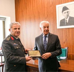 Minister for Defence, Khawaja Muhammad Asif presenting a souvenir to Gen Metin TOKEL, Commander of the Turkish Land Forces