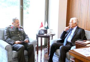 Minister for Defence, Khawaja Muhammad Asif presenting a souvenir to Gen Metin TOKEL, Commander of the Turkish Land Forces