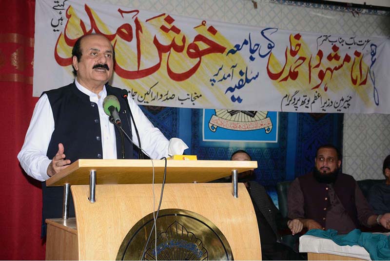 Chairman Prime Minister’s (PM) Youth Program Rana Mashhood Ahmed Khan is addressing the during visit Jamia Salfia