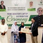 Commissioner Bahawalpur Irfan Ali Kathia Distributing Laptops among the meritorious students of Government Sadiq College Women University