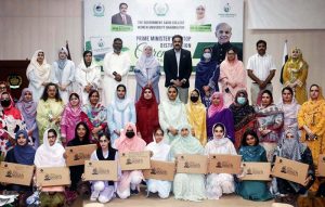 Commissioner Bahawalpur Irfan Ali Kathia Distributing Laptops among the meritorious students of Government Sadiq College Women University