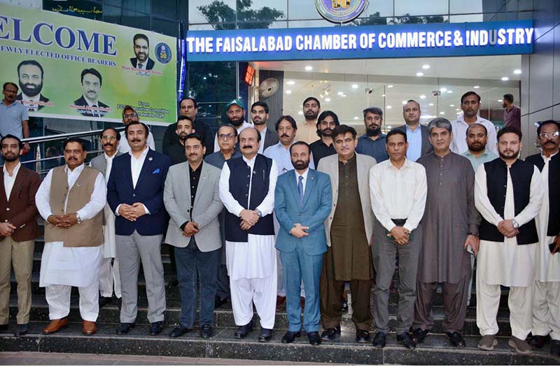 Group photo of businessmen and traders with Chairman Prime Minister’s (PM) Youth Program Rana Mashhood Ahmed Khan during his visit to Faisalabad Chamber of Commerce & Industry (FCCI)