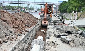 Heavy machinery being used to lay huge water supply pipeline on IJP Road.