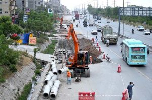 Heavy machinery being used to lay huge water supply pipeline on IJP Road.