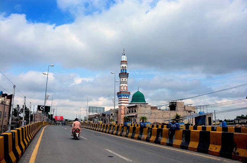 An attractive view of clouds hovering over the skies in the city