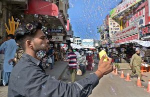 A vendor making bubbles to attract the customers at G-9 Markaz in Federal Capital.