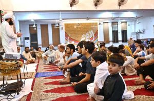Scholar Mufti Jahangir Abbasi distributes certificates among participants during the concluding ceremony of the Islamic Summer Camp at Jamia Masjid, C Block, Media Town.