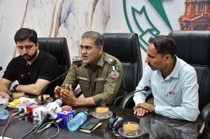 APP22-230726 FAISALABAD: July 23 – Chief Traffic Officer (CTO) Faisalabad, Nasir Javed Rana, addresses a Meet the Press programme at the Faisalabad Press Club.