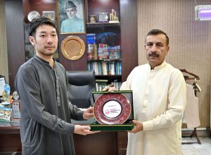 Managing Director Associated Press of Pakistan (APP) Muhammad Asim Khichi presenting souvenir to Tatsuya SUGA, Islamabad Bureau Chief, Kyodo News, Japanese news agency at APP Headquarters.