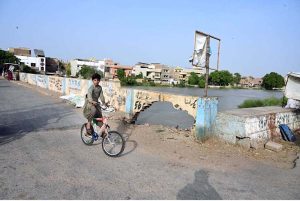 A view of the damaged safety wall of Kali Mori Bridge on Phuleli Canal, which needs the attention of the concerned authorities.