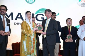 First Lady of Pakistan, Aseefa Bhutto Zardari cuts a ceremonial cake during the Mango Diplomacy Festival 2026 Sindh. Chief Minister Syed Murad Ali Shah along with diplomats also present on the occasion organised by the Foreign Affairs Liaison office (FALO) at a local hotel.