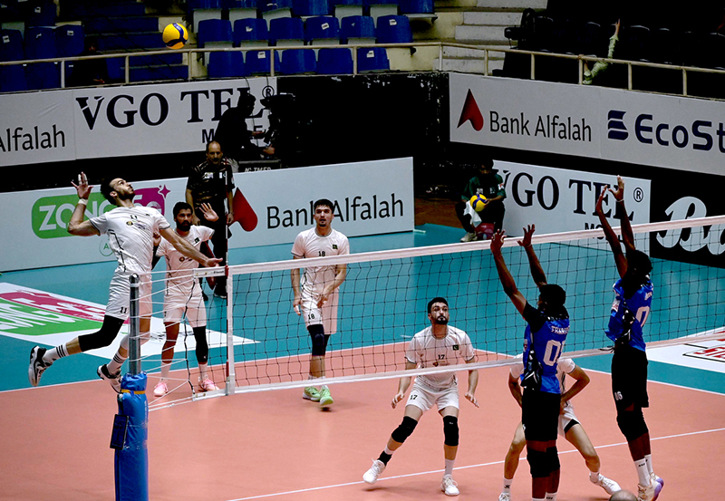 Pakistan and Sri Lanka players battle at the net during the semifinal of the CAVA Men's Volleyball Championship 2026 at Liaquat Gymnasium, Pakistan Sports Complex, displaying attacking prowess and solid defensive skills in a fiercely contested match