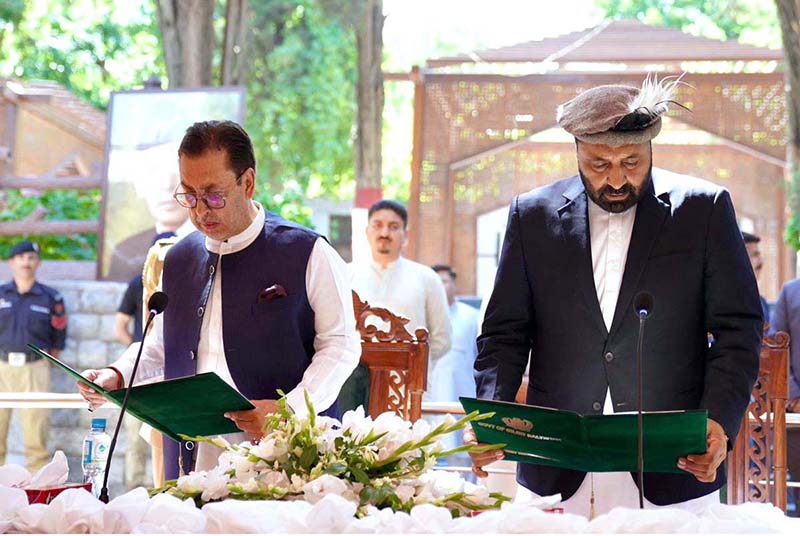 Syed Mehdi Shah, Governor of Gilgit-Baltistan, administers the oath to newly elected Chief Minister of Gilgit-Baltistan, Advocate Amjad Hussain, during a ceremony