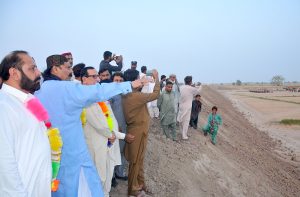 Federal Minister and Chairman of the Kashmir Committee, Rana Qasim Noon, talks to the media during his visit to the Sheikh Ismail Umar Pur Flood Bund, where he inspected the infrastructure and reviewed flood protection measures.