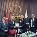 Chief Justice Amin-ud-Din Khan presents a souvenir to Yasin Şamli, President of the Istanbul Bar Association No. 2, during a ceremony at the Federal Constitutional Court of Pakistan in the federal capital