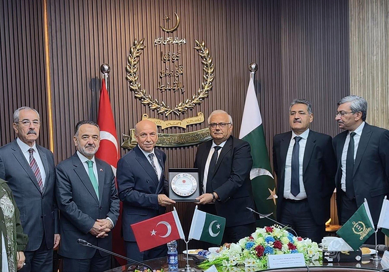 Chief Justice Amin-ud-Din Khan presents a souvenir to Yasin Şamli, President of the Istanbul Bar Association No. 2, during a ceremony at the Federal Constitutional Court of Pakistan in the federal capital