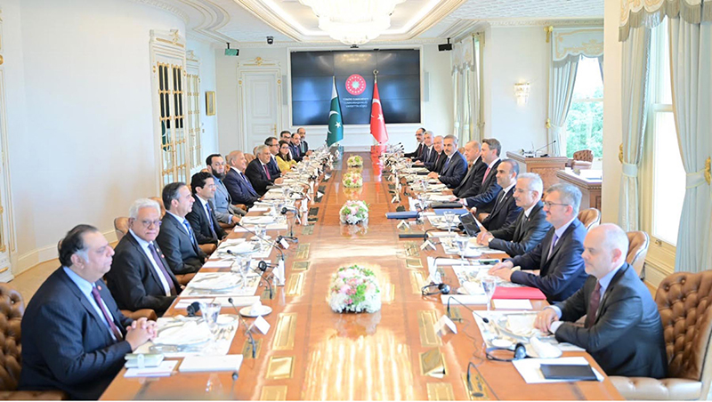 The President of Turkiye Recep Tayyip Erdogan and the Prime Minister of Pakistan Muhammad Shehbaz Sharif in a meeting at Vahdateen Palace