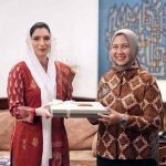 First Lady, Bibi Asifa Bhutto Zardari, MNA, receives a commemorative souvenir from the Ambassador of the Republic of Indonesia to Pakistan, Mr. Chandra Warsenanto Sukotjo, at Bilawal House