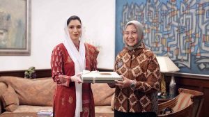 First Lady, Bibi Asifa Bhutto Zardari, MNA, receives a commemorative souvenir from the Ambassador of the Republic of Indonesia to Pakistan, Mr. Chandra Warsenanto Sukotjo, at Bilawal House